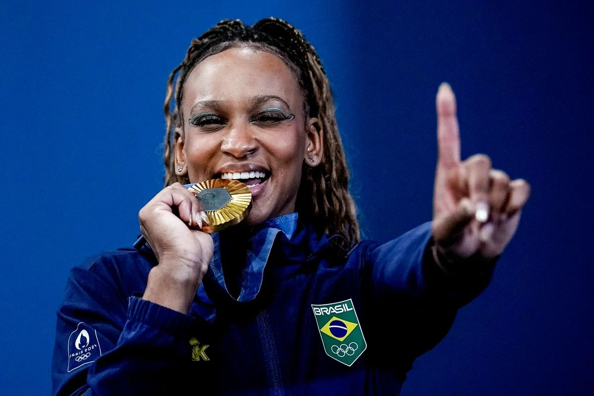 a ginasta brasileira rebeca andrade conquista a medalha de ouro na final do solo 2376435 article