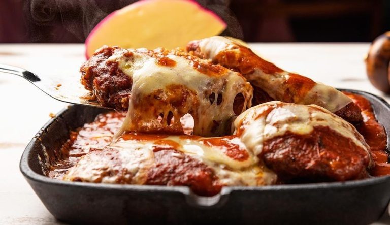 Você não vai acreditar na carne (barata) que deixa o bife à parmegiana incrivelmente macio e saboroso!