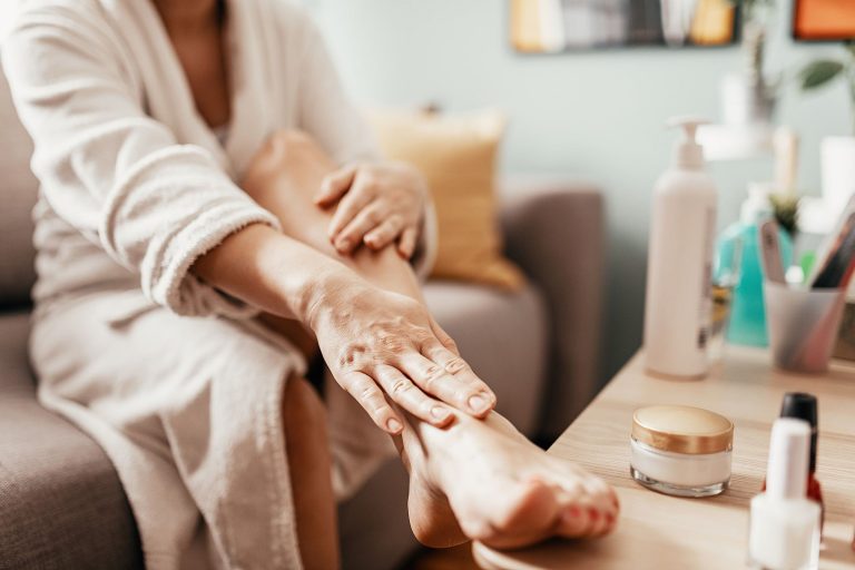 10 hidratantes para os pés bons (e baratos) para sobreviver ao tempo seco sem rachaduras