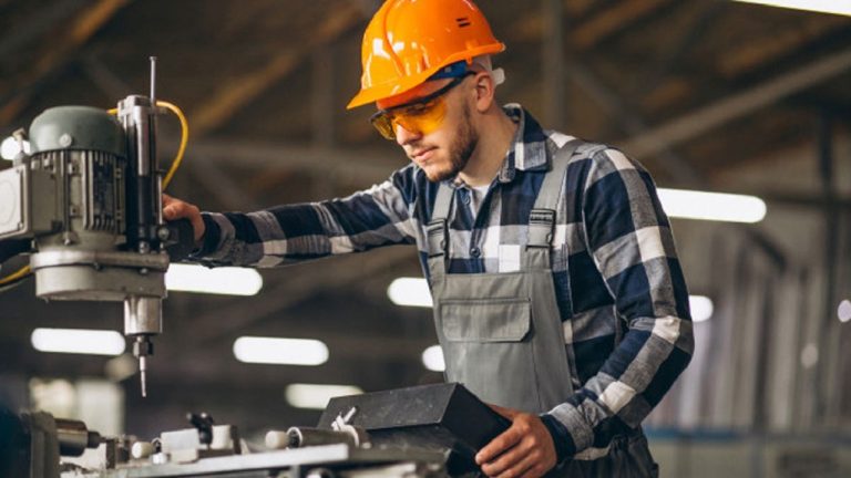 9 profissões que exigem apenas curso técnico e pagam acima de R$ 3 mil por mês