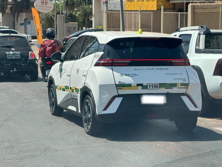 Primeiro táxi 100% elétrico é visto em Goiânia
