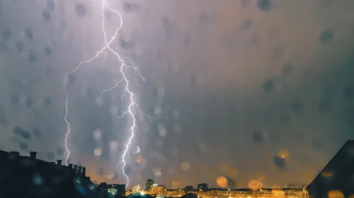 Tempo em Goias Cimehgo alerta para pancadas de chuva ventos e raios nesta semana