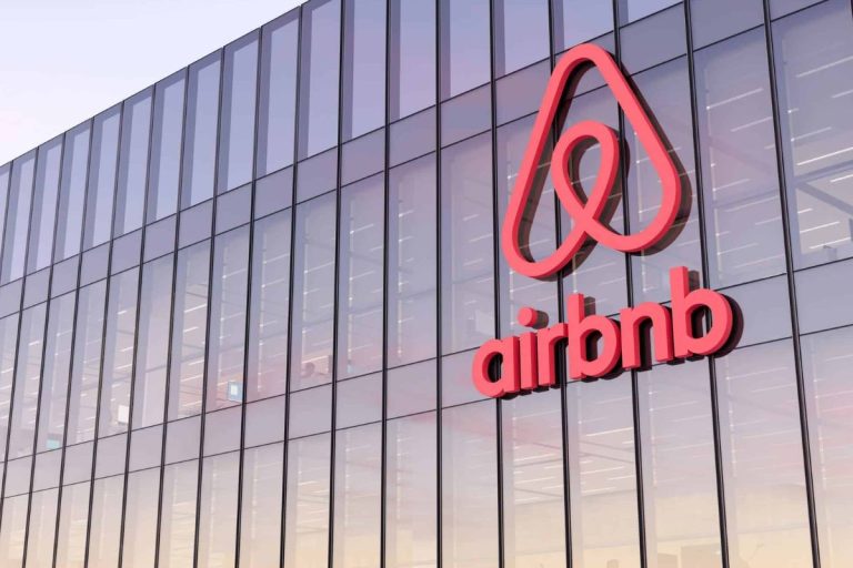 Airbnb oferece oportunidades de emprego home office; salários chegam a R$ 7 mil