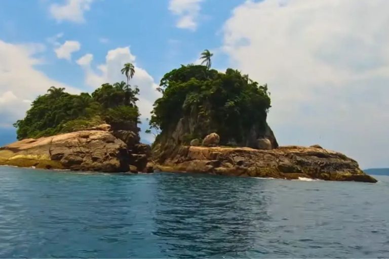 Ilha paradisíaca no Brasil abriga a menor praia do mundo (você vai ficar impressionado!)