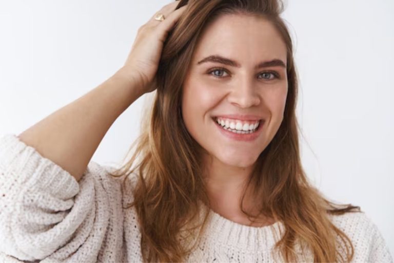 Descubra o que realmente significa mexer no cabelo enquanto você conversa, de acordo com a psicologia!