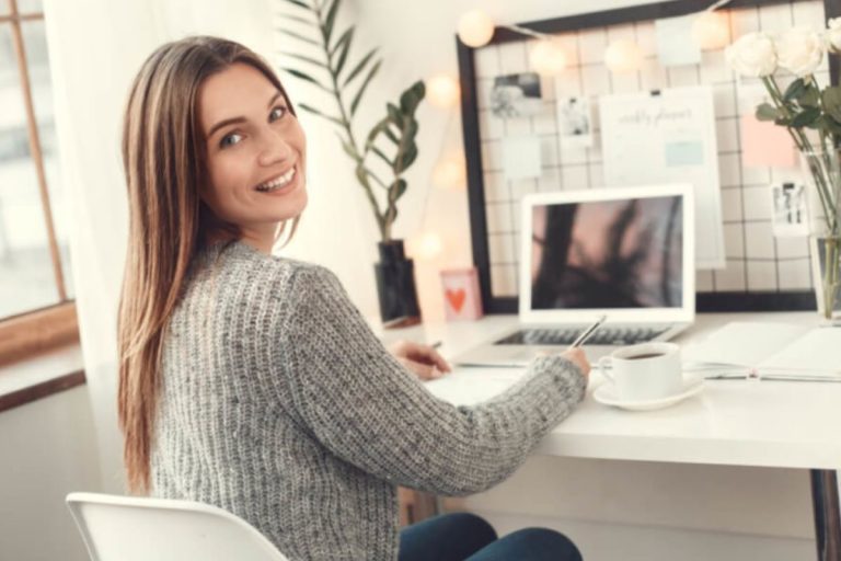 5 profissões que permitem trabalhar em casa e pagam até R$ 6 mil (sem faculdade)
