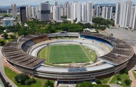 primeiro jogo futebol Serra Dourada