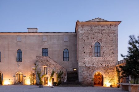 A vinícola Fitapreta, no Alentejo, encanta os visitantes com sua produção de vinhos premiados e uma imersão autêntica no terroir alentejano.