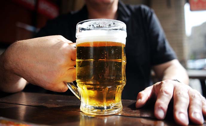 Especialista revela a idade que uma pessoa deve parar de beber cerveja (você vai ficar chocado!)