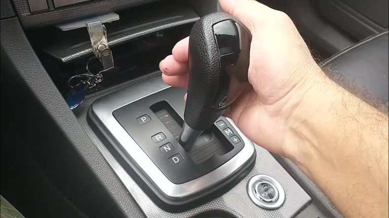 Essa é a forma certa de estacionar um carro automático, segundo especialista (quase todo mundo faz errado)