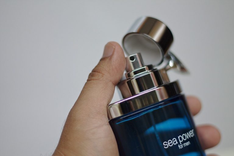 10 Perfumes masculinos nacionais bons e baratos (que duram o dia todo)