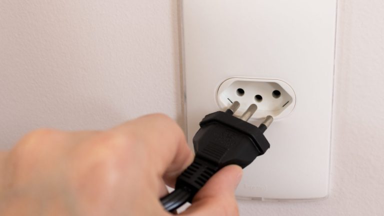 Esse é o aparelho que continua gastando energia elétrica mesmo desligado!