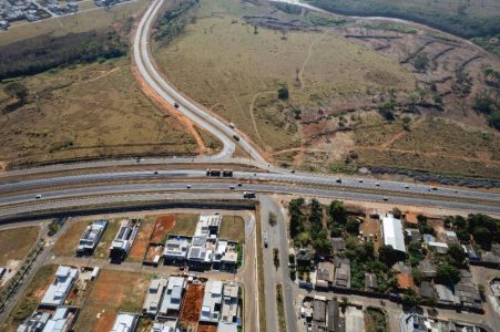 Trecho da BR-153 na cidade goiana de  Anápolis, uma das principais rodovias do Brasil, conectando a cidade goiana a grandes centros econômicos e logísticos do país.