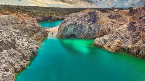 Lagoa dos Cristais, em Cristalina, Goiás: um dos destinos mais encantadores do Cerrado, conhecido por sua beleza natural e riqueza em silício.