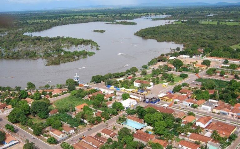 Cidade goiana de clima quente e acolhedor abriga um dos maiores lagos da América Latina