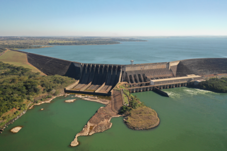 A Usina Hidrelétrica de São Simão, marco de engenharia e desenvolvimento, transforma o potencial do Rio Paranaíba em energia para milhões.