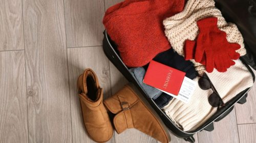 Monte sua mala de viagem para o inverno com roupas térmicas, casacos pesados e acessórios quentinhos. Estilo e conforto para enfrentar o frio com elegância!
