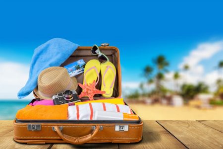 Prepare sua mala de viagem para a praia com peças leves, versáteis e confortáveis. Aproveite o sol e o mar com estilo e praticidade!