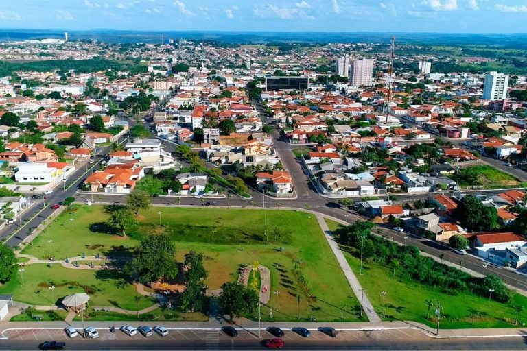 Cidade goiana possui 120 cachoeiras catalogadas, um fenômeno que ilumina as noite no Cerrado e boa qualidade de vida