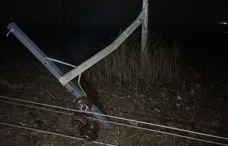 Tempestades em Goiás causam queda de postes e interrupções no fornecimento de energia, exigindo complexas operações de reconstrução da rede elétrica.