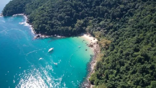 Ubatuba encanta com suas mais de 100 praias e a exuberância da Mata Atlântica, sendo o destino mais procurado do feriado.