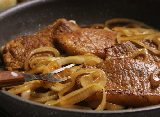 Que alcatra, nada! Descubra o melhor corte de carne para preparar um bife acebolado macio e suculento
