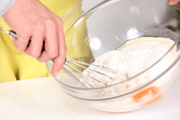 Descobrimos uma receita ESPECIAL de bolinho de chuva salgado perfeita para o seu lanche da tarde!
