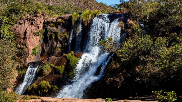 Achamos um pedacinho do paraíso perto de Goiânia: a cachoeira perfeita para curtir a dois!