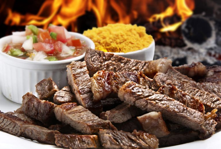 O erro que quase todo mundo comete com a carne do churrasco (e o lugar certo para guardar!)