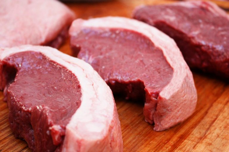 A melhor bebida para amaciar a carne do churrasco, segundo especialistas (não é cerveja, nem leite e nem suco de abacaxi)