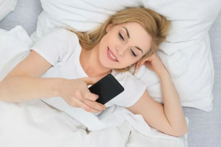 Descubra o que significa checar o celular assim que você acorda, segundo a psicologia