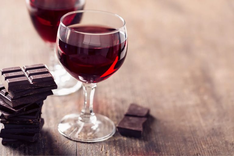 Estudo revela que vinho e chocolate podem prevenir demência; saiba mais a respeito