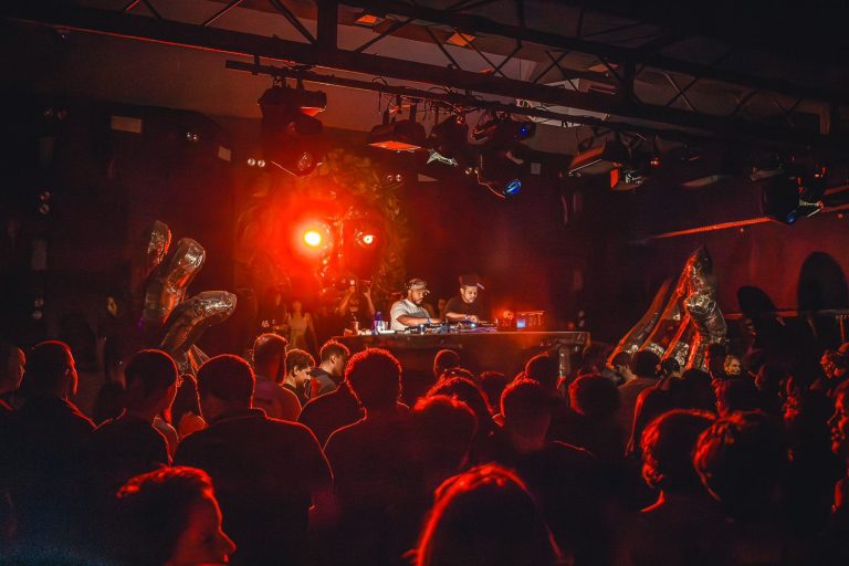 Goiânia ganha clube inovador que promete unir galeria de artes e música