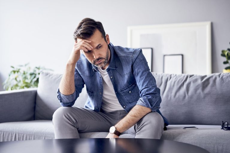 7 hábitos do dia a dia que podem estar travando sua vida, segundo a psicologia (e você nem percebe!)