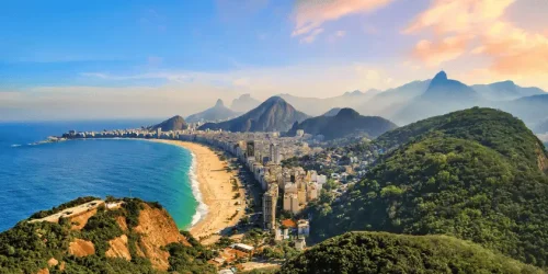 A Cidade Maravilhosa combina praias icônicas e vida urbana vibrante, sendo uma das favoritas para o feriado.