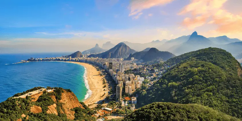 A Cidade Maravilhosa combina praias icônicas e vida urbana vibrante, sendo uma das favoritas para o feriado.