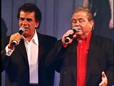 A formação original de Matogrosso & Mathias, com João Batista Bernardo e Anísio Roberto, marcou o início de um legado no sertanejo romântico.