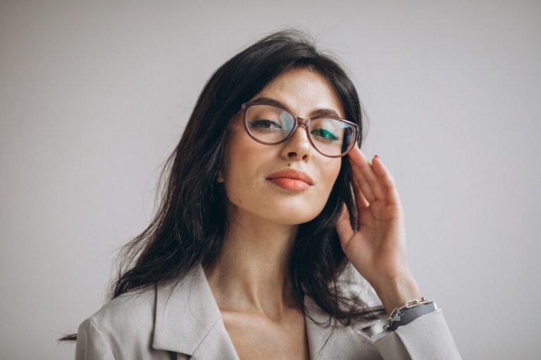 Essa é maneira CORRETA de limpar as lentes dos óculos sem arranhar (não é com álcool e nem detergente)