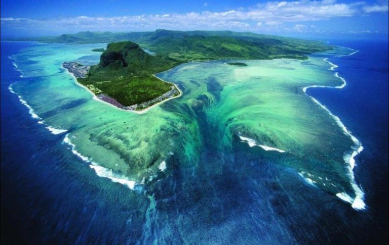 Conheça a maior cachoeira do mundo que fica dentro do oceano