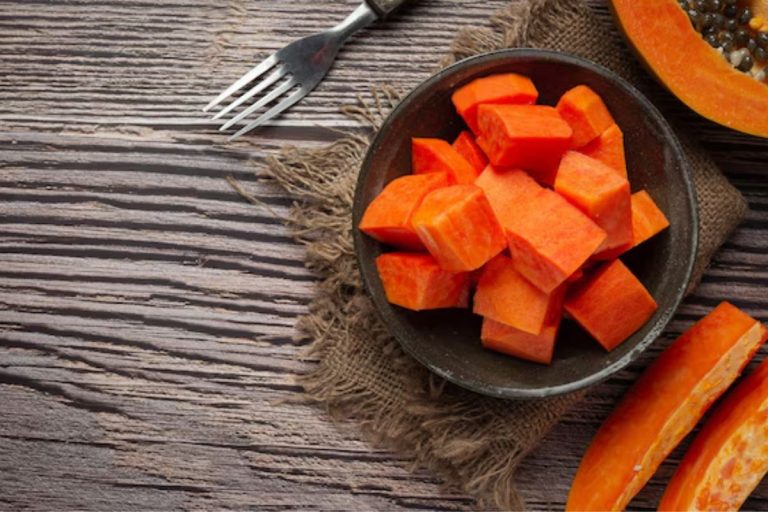 7 alimentos que NÃO devem ser consumidos com mamão, segundo nutricionista (o 5º vai te deixar boquiaberto)