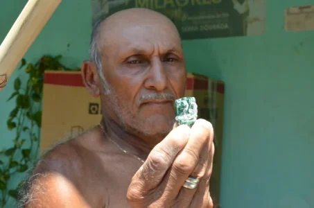 O garimpeiro Rivaldo popularmente conhecido como ‘Doutor’ em Campos Verdes encontrou uma pedra de esmeralda avaliada em cerca de R$ 30 mil reais.