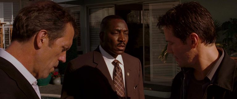 Filme de ação com Keanu Reeves e Hugh Laurie é um dos mais assistidos no Disney+ e ninguém te falou nada!