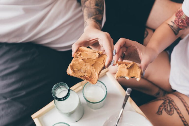 3 cuidados que todo mundo DEVE ter antes de consumir pasta de amendoim, segundo nutricionista (você não vai acreditar)
