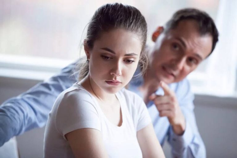 6 frases mais usadas por pessoas manipuladoras, segundo a psicologia (a 5ª vai te deixar chocado)