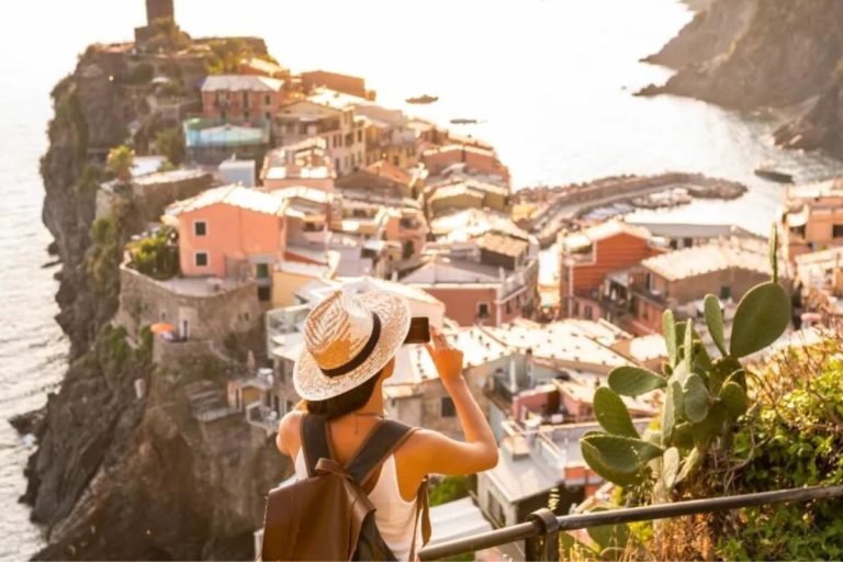 Famoso país europeu impõe regras rígidas para roupas de turistas (você vai ficar chocado com as exigências)