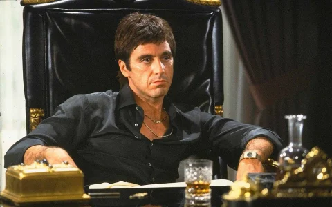 Scarface (1983): o filme que redefiniu o cinema com a história trágica de Tony Montana, vivido por Al Pacino, e sua busca pelo poder.