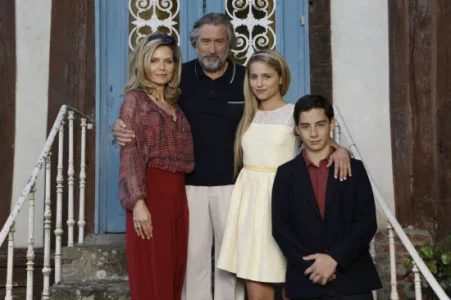 A Família: uma visão cômica e leve do mundo da máfia, com performances marcantes de Robert De Niro e Michelle Pfeiffer.