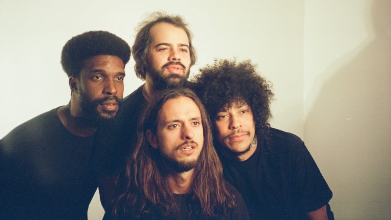 Ouça a nova música da renomada banda goiana Boogarins