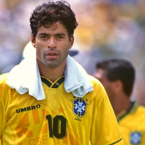 Raí, ícone do futebol brasileiro, encanta gerações com seu sorriso radiante e carisma natural.
