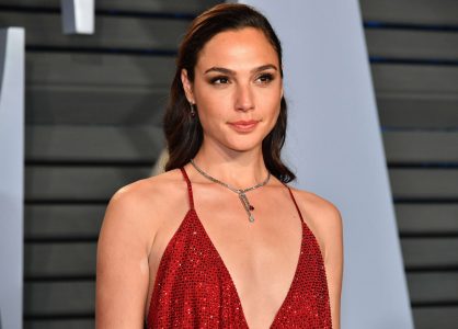 Gal Gadot, símbolo de força e beleza, destaca-se como uma das mulheres mais marcantes do cinema